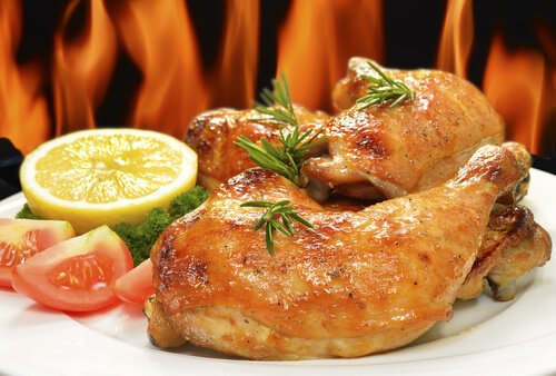 Köstliches gebackenes Huhn mit Orange und Rosmarin  